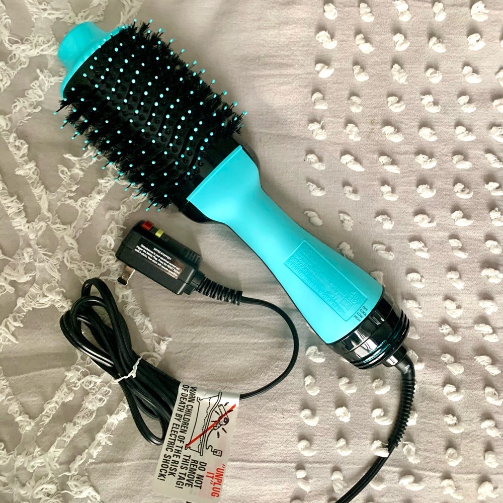 Revlon One-Step Volumizer Aqua Hair Dryer Brush